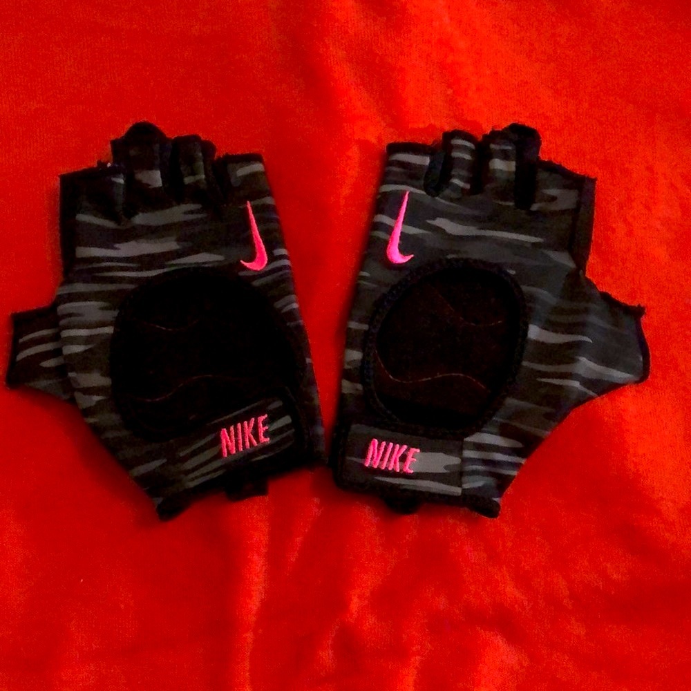 NIKE gloves with no tags. New. Tried but since day 1 couldn’t work.
